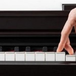 左手のピアニストや足でピアノを弾くピアニスト動画-見てビックリ！