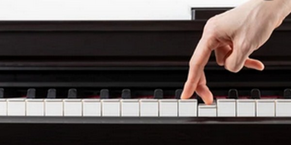 左手のピアニストや足でピアノを弾くピアニスト動画-見てビックリ！